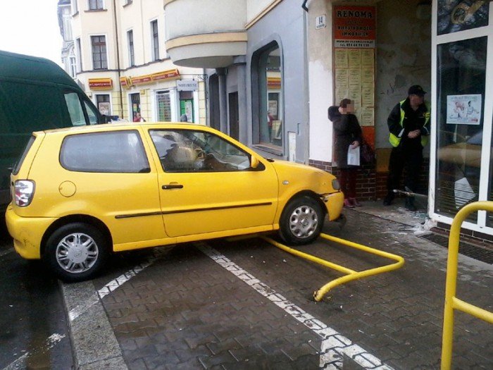 auto-wjechao-w-cukiernie-przy-bankowej-foto-51337