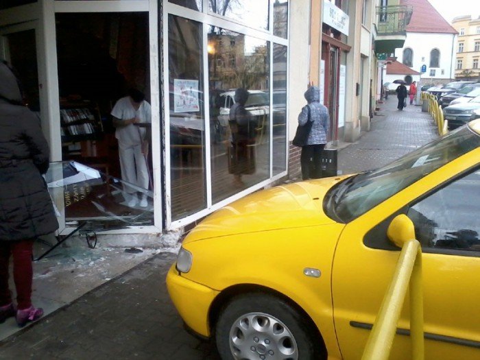 auto-wjechao-w-cukiernie-przy-bankowej-foto-51337