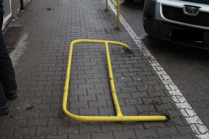 auto-wjechao-w-cukiernie-przy-bankowej-foto-51337