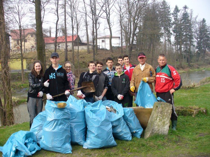 uczniowie-z-janowic-wielkich-sprzatali-brzegi-bobru-foto-51610