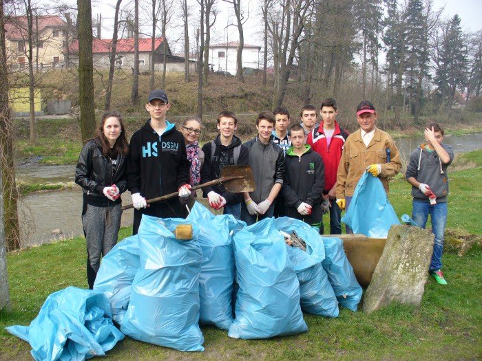 uczniowie-z-janowic-wielkich-sprzatali-brzegi-bobru-foto-51610