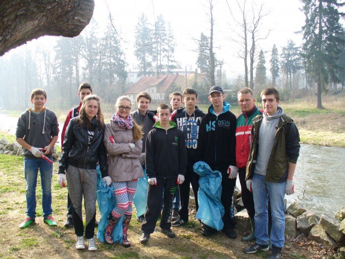 uczniowie-z-janowic-wielkich-sprzatali-brzegi-bobru-foto-51610