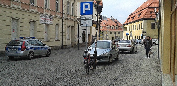 czytelnik-policyjne-auto-parkowao-na-zakazie-foto-51628