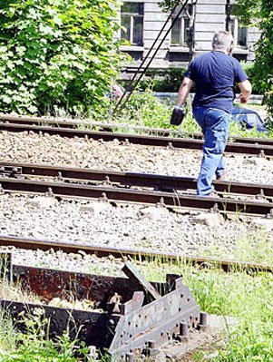 W tym miejscu mieszkańcy ulicy Drzymały skracają sobie drogę do domów przez torowisko.