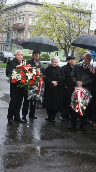 zozono-kwiaty-pod-tablica-upamietniajaca-jerzego-szmajdzinskiego-foto-51660