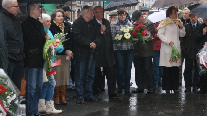 zozono-kwiaty-pod-tablica-upamietniajaca-jerzego-szmajdzinskiego-foto-51660
