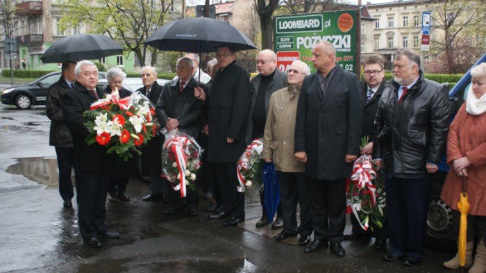 zozono-kwiaty-pod-tablica-upamietniajaca-jerzego-szmajdzinskiego-foto-51660