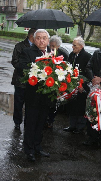 zozono-kwiaty-pod-tablica-upamietniajaca-jerzego-szmajdzinskiego-foto-51660