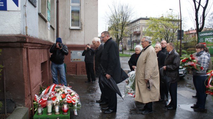 zozono-kwiaty-pod-tablica-upamietniajaca-jerzego-szmajdzinskiego-foto-51660