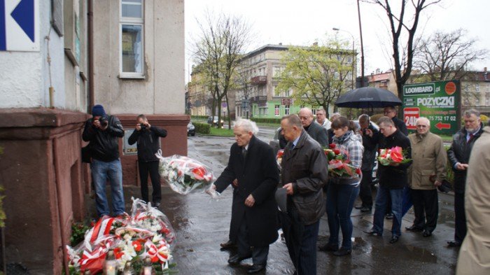 zozono-kwiaty-pod-tablica-upamietniajaca-jerzego-szmajdzinskiego-foto-51660