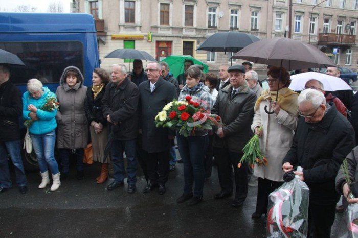 zozono-kwiaty-pod-tablica-upamietniajaca-jerzego-szmajdzinskiego-foto-51660