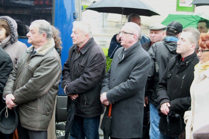 zozono-kwiaty-pod-tablica-upamietniajaca-jerzego-szmajdzinskiego-foto-51660