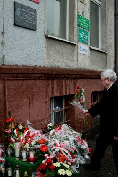 zozono-kwiaty-pod-tablica-upamietniajaca-jerzego-szmajdzinskiego-foto-51660
