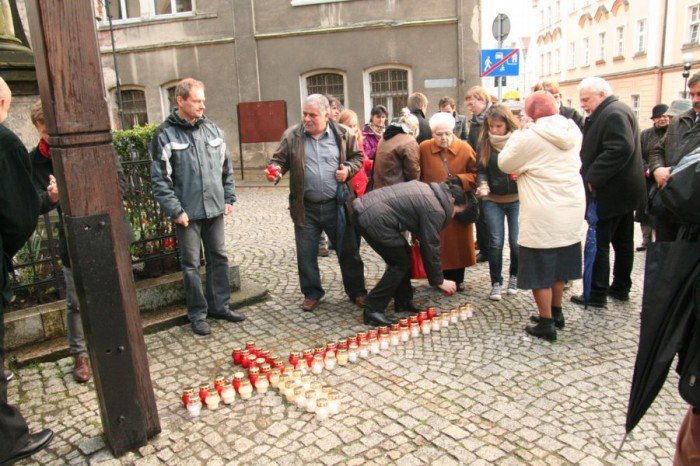 msza-i-znicze-w-intencji-ofiar-katastrofy-smolenskiej-foto-51667