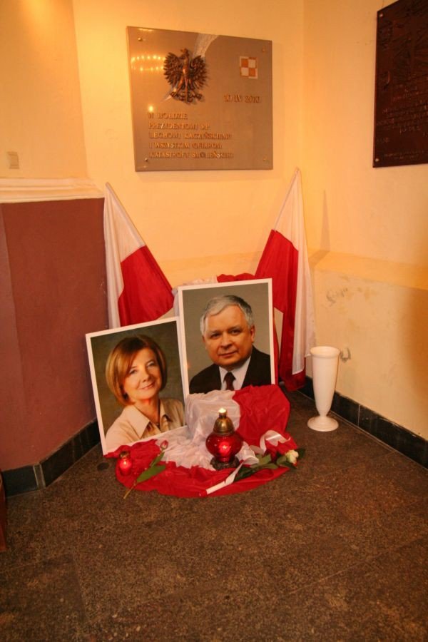 msza-i-znicze-w-intencji-ofiar-katastrofy-smolenskiej-foto-51667