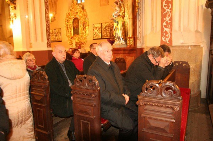 msza-i-znicze-w-intencji-ofiar-katastrofy-smolenskiej-foto-51667