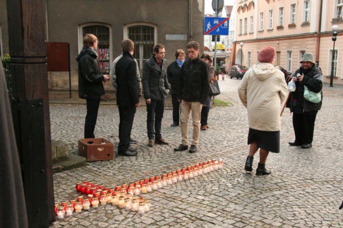 msza-i-znicze-w-intencji-ofiar-katastrofy-smolenskiej-foto-51667