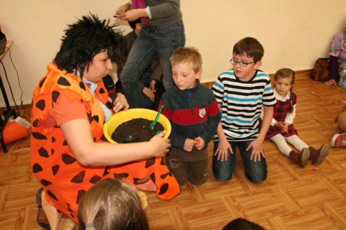 jaskiniowcy-odwiedzili-przystan-tworcza-foto-51704