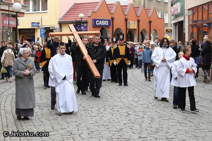 droga-krzyzowa-przesza-ulicami-jeleniej-gory-foto-51789
