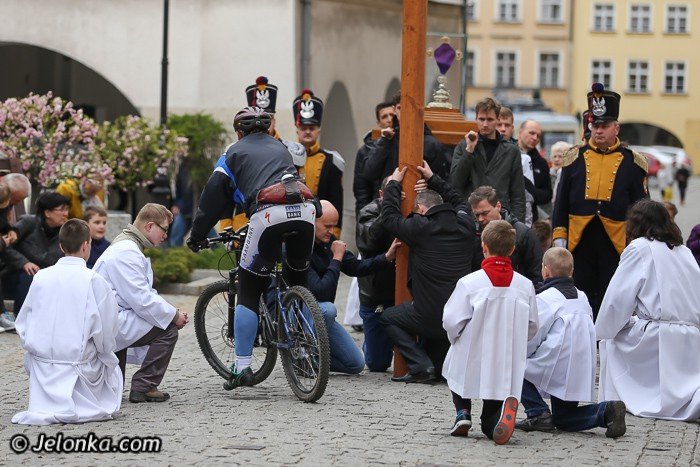 droga-krzyzowa-przesza-ulicami-jeleniej-gory-foto-51789