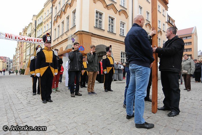 droga-krzyzowa-przesza-ulicami-jeleniej-gory-foto-51789