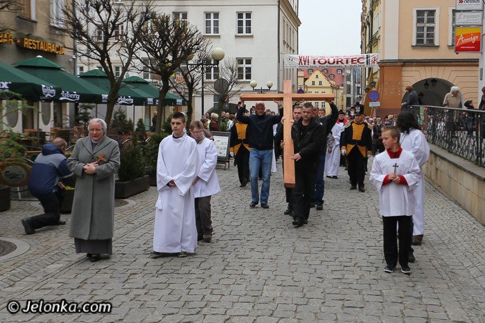 droga-krzyzowa-przesza-ulicami-jeleniej-gory-foto-51789