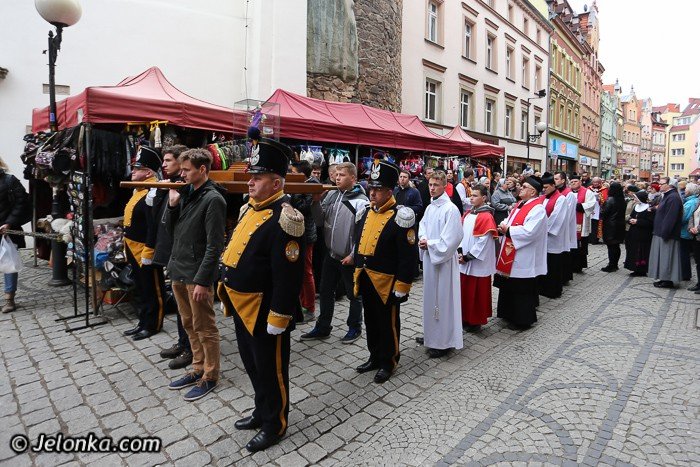 droga-krzyzowa-przesza-ulicami-jeleniej-gory-foto-51789