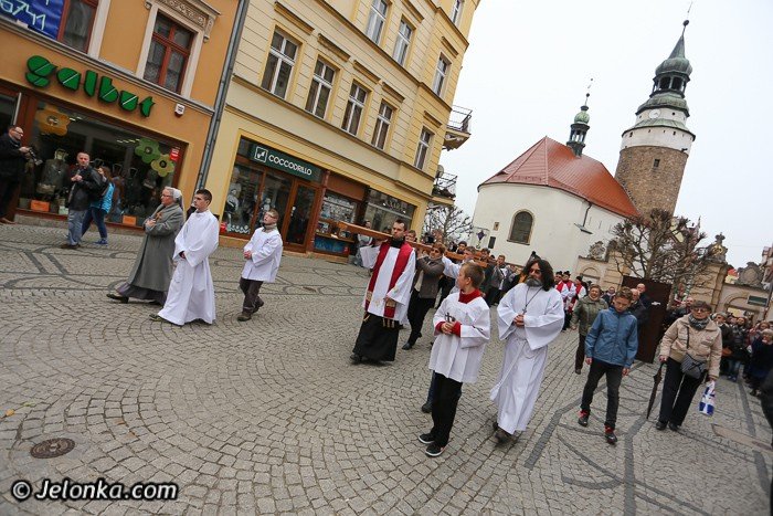 droga-krzyzowa-przesza-ulicami-jeleniej-gory-foto-51789