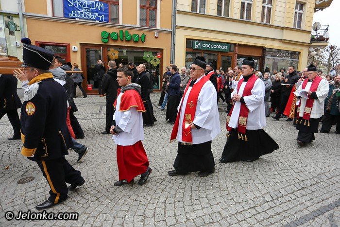 droga-krzyzowa-przesza-ulicami-jeleniej-gory-foto-51789