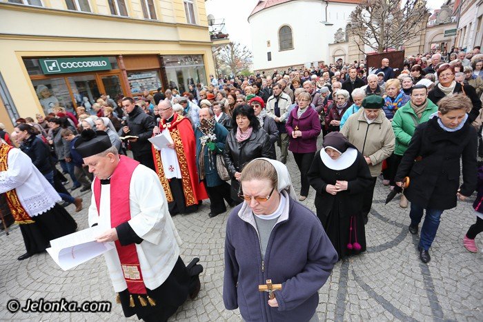 droga-krzyzowa-przesza-ulicami-jeleniej-gory-foto-51789