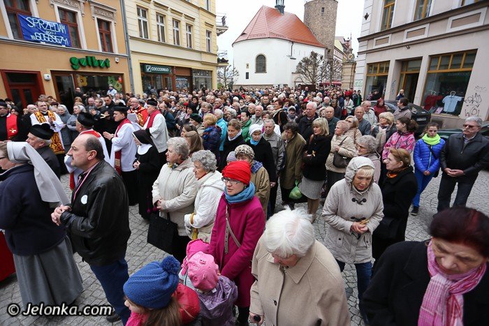 droga-krzyzowa-przesza-ulicami-jeleniej-gory-foto-51789