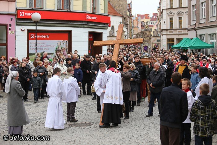 droga-krzyzowa-przesza-ulicami-jeleniej-gory-foto-51789