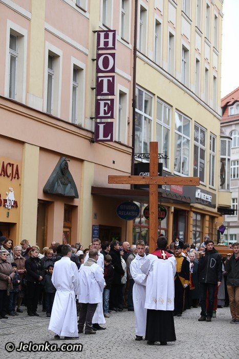 droga-krzyzowa-przesza-ulicami-jeleniej-gory-foto-51789