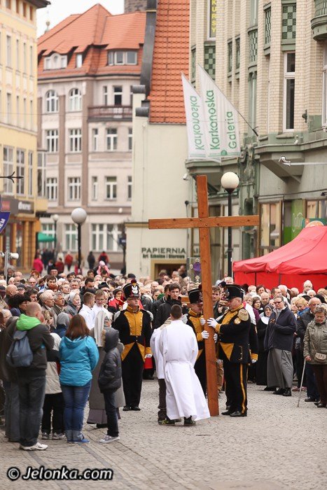 droga-krzyzowa-przesza-ulicami-jeleniej-gory-foto-51789