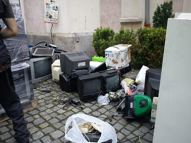 przyniesli-elektrosmieci-pomoga-potrzebujacym-foto-51889