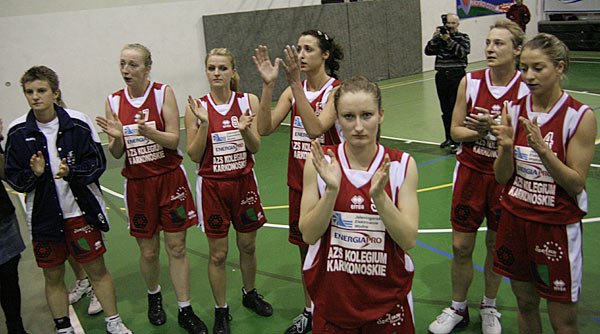 Efektowne wejście pod kosz Iwony Kaszuwary (z lewej) oraz Katarzyny Dulnik (z prawej).