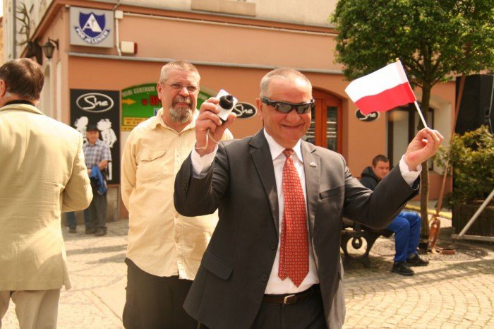 swieto-pracy-na-placu-ratuszowym-z-gozdzikami-foto-51958