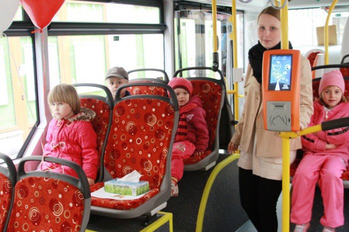 defilada-nowych-autobusow-na-placu-ratuszowym-foto-51977