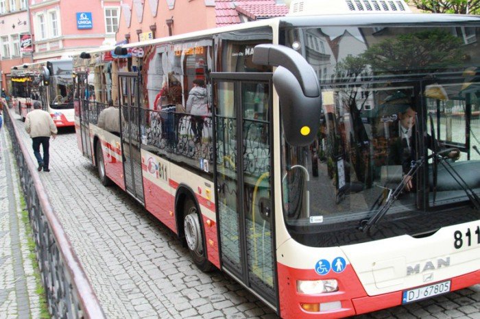 defilada-nowych-autobusow-na-placu-ratuszowym-foto-51977