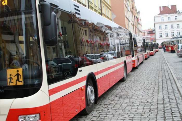 defilada-nowych-autobusow-na-placu-ratuszowym-foto-51977