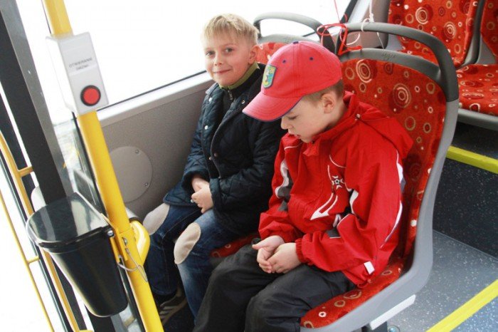 defilada-nowych-autobusow-na-placu-ratuszowym-foto-51977