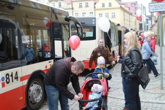 defilada-nowych-autobusow-na-placu-ratuszowym-foto-51977