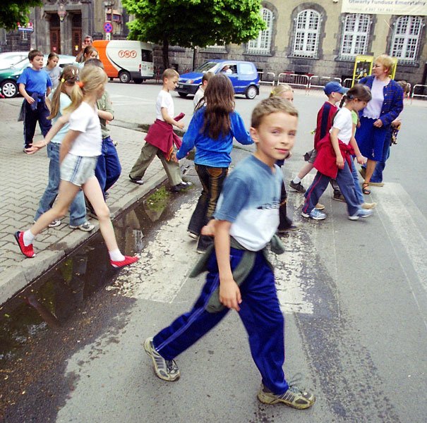 Brak oznakowania pasów na przejściach dla pieszych naraża ich na niebezpieczeństwo.