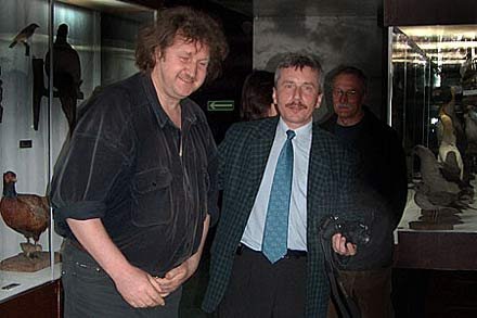 I sam oprowadzał po wystawie przybyłych gości, ...