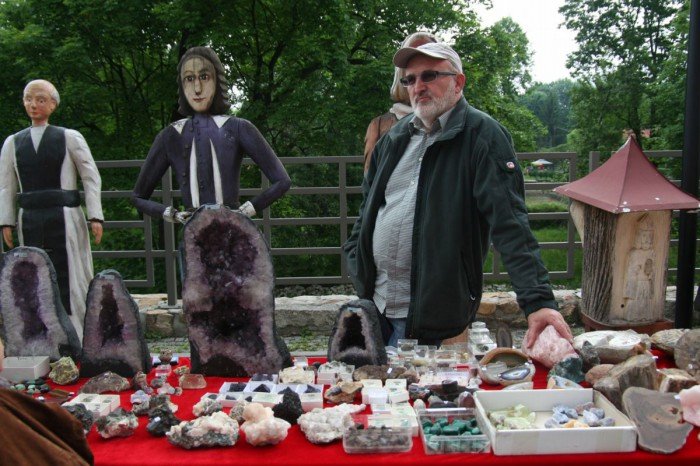 odwiedzajacy-giede-podziwiali-mineray-i-skamieniaosci-foto-52295