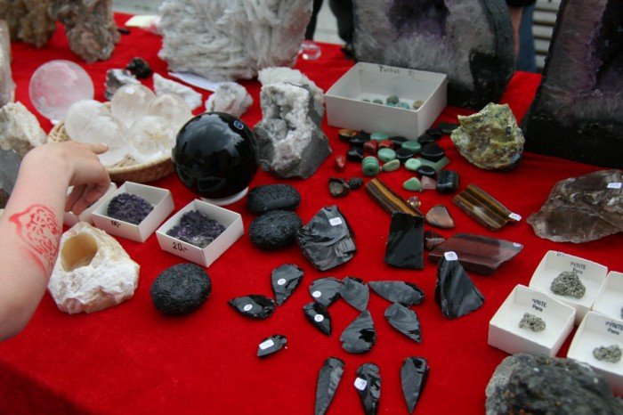 odwiedzajacy-giede-podziwiali-mineray-i-skamieniaosci-foto-52295