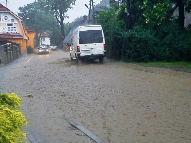 ulewa-narobia-szkod-setki-zgoszen-o-podtopieniach-foto-52328