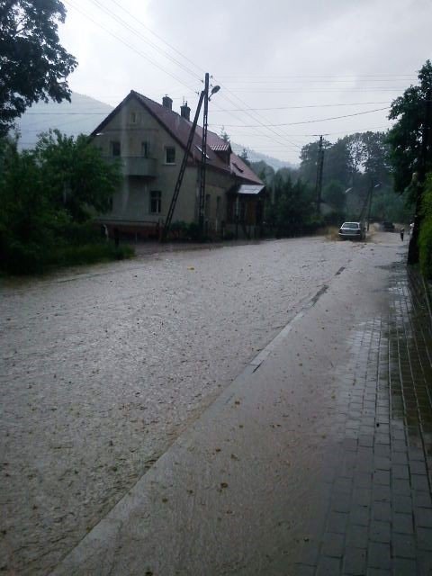 ulewa-narobia-szkod-setki-zgoszen-o-podtopieniach-foto-52328