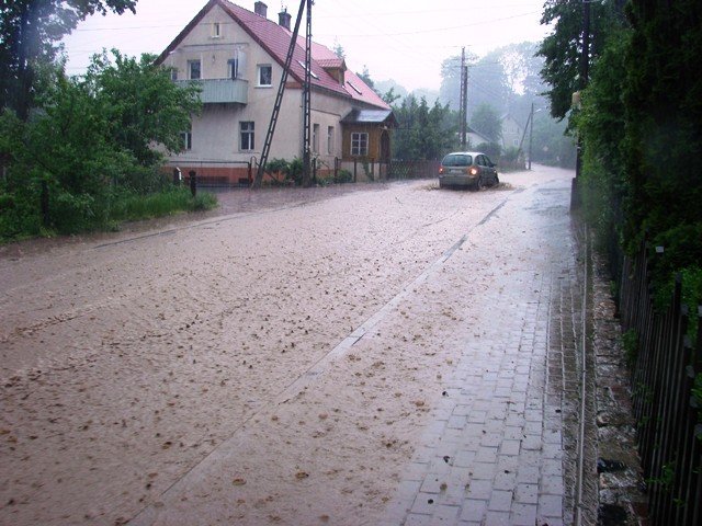 ulewa-narobia-szkod-setki-zgoszen-o-podtopieniach-foto-52328