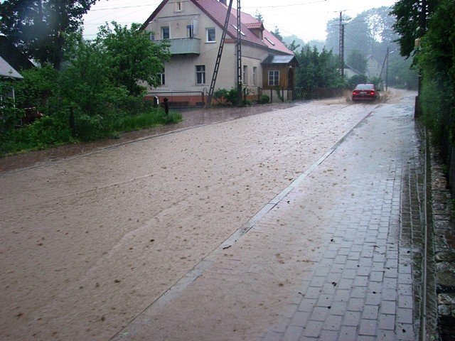 ulewa-narobia-szkod-setki-zgoszen-o-podtopieniach-foto-52328